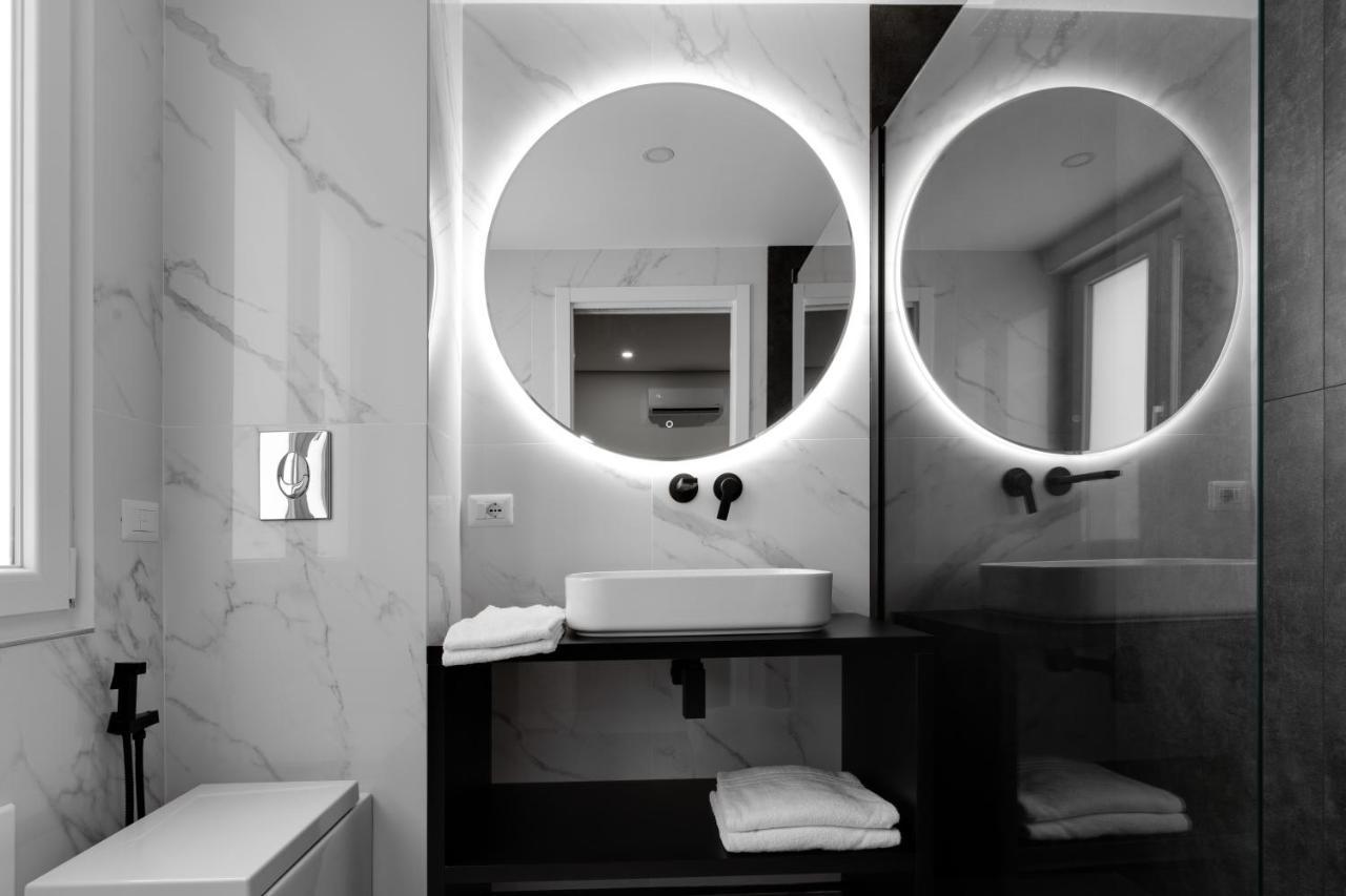 The Crown Black And White Cagliari
